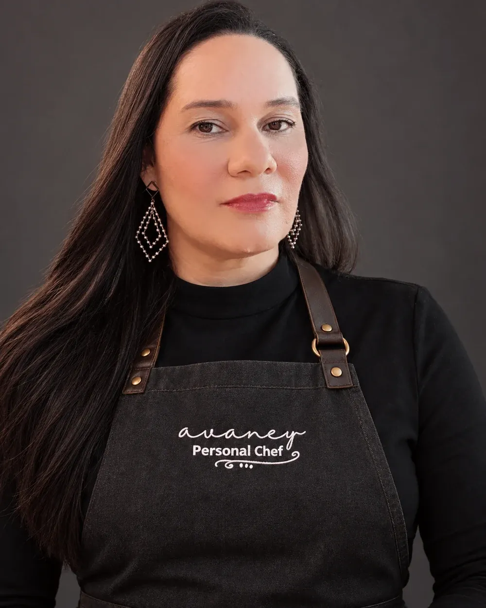 Retrato da Chef Avaney com avental da Avaney Personal Chef