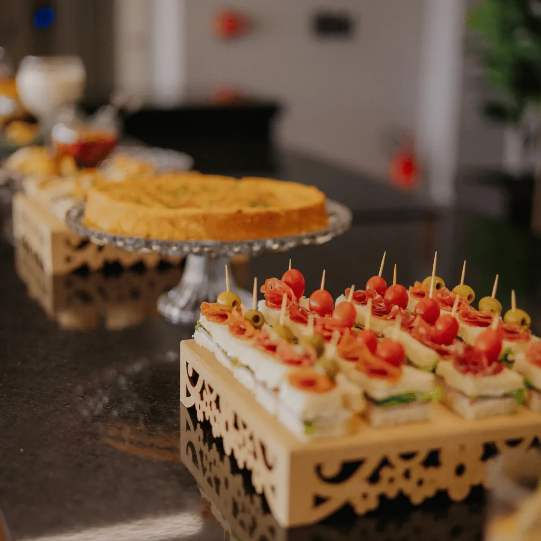 Mesa de buffet com pequenas porções preparadas para um evento